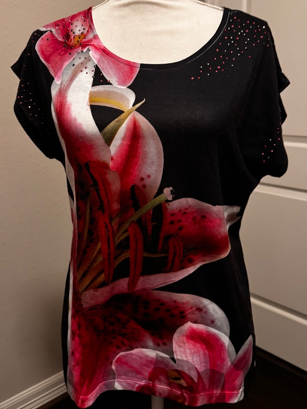 Women's Floral Short Sleeve with Bedazzled Neckline Size M